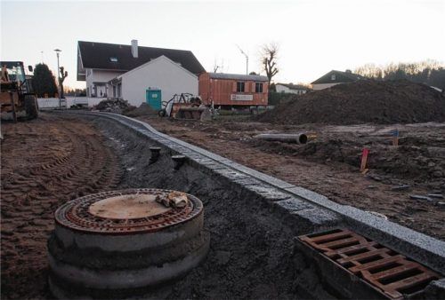 Die Straße, die zu den neuen Mehrfamilienhäusern in der Tulpenstraße führen wird, wird bereits gebaut.Foto  kob