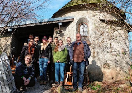 Die Teilnehmer eines Restauratorenkurses untersuchten zusammen mit den Experten Dr. Horst Schuh und Edgar Hartmann die Kapelle, die der Maler Wilhelm Georg Maxon vor 85 Jahren gebaut hatte. Sie dokumentierten den Bestand und kartierten die Schäden. Fotos  Leidel