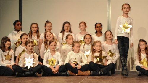 Die Theaterklasse 5c unter der Leitung von Kathrin Kastl und Katrin Schmidmayr mit ihrem Stück „Duft von Sternenstaub“. Foto re