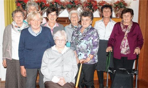 Die Vereins-Jubilarinnen (von links): Traudl Wörndl, Helga Lechner, Annemarie Schmid, Josefine Lechner, Anna Ortmeier, Rosa Schnitzlbaumer, Wally Stadler, Marianne Lechner und Sofie Köhler.