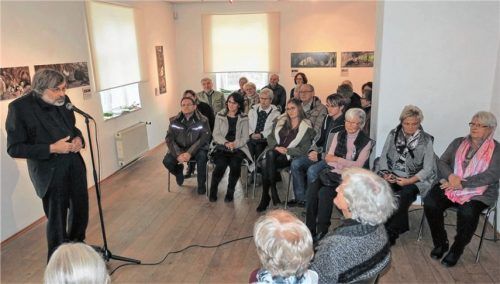 Die Vernissage-Besucher verfolgten gespannt den Einführungsvortrag des „Höhlenfotografen“ Peter Hofmann. Foto Baumann