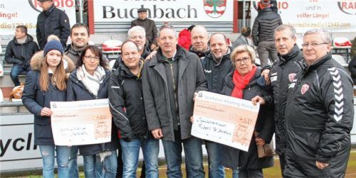 Die Vertreter der Sparkasse Altötting-Mühldorf, Monika Zeiler (Dritte von rechts) und Vorstandsmitglied Bernd Renschler (Mitte) bei der Spendenübergabe an die Vertreter des TSV Buchbach.Foto  hai