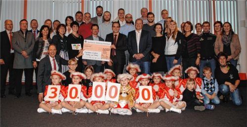 Die Vertreter der Spendenempfänger mit Vorstandsvorsitzendem Dr. Stefan Bill (kniend links). Die Kindergarde präsentierte sich dabei ein letztes Mal in ihren alten Kostümen. Von der Spende wird die Garde neu eingekleidet.Foto wag
