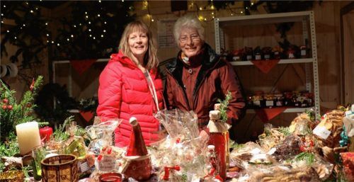 Die Vielfalt an Kulinarischem und Handgefertigtem ist groß auf dem Kolbermoorer Christkindlmarkt. Hier die KFD Kolbermoor um Zweite Vorsitzende Jo-Ann Plab (links), die am ersten Wochenende mit einem Stand vertreten war.Foto gantner