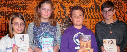 Die vier Klassenbesten Cosima Sabatier, Lucia Maier, Lukas Hoffmann und Lena Gumminger traten beim Wettbewerb an (von links), gewonnen hat Lena Gumminger. Foto  re