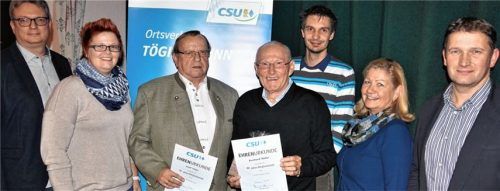 Die Vorsitzenden Daniel Blaschke (von links) und Kathrin Hummelsberger ehrten mit (von rechts) den Bürgermeistern Tobias Windhorst und Renate Kreitmeier sowie dem CSU-Vorsitzenden Dominik Joachimbauer die beiden langjährigen Mitglieder Bernhard Nuber und Josef Hager.Foto  pbj