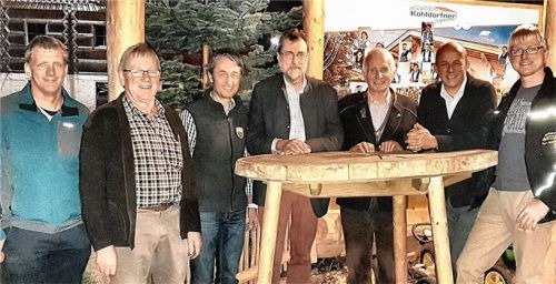 Die Vorstandschaft des Ortsverbandes Schnaitsee im Bund der Selbständigen Bayern von links: Andreas Stettner, Josef Mörtl, Gastgeber Michael Köhldorfner, Dieter Lachenmaier, Helmut Buchloh, Vorsitzender Frank Teschner und Martin Mörtl (von links). Foto  Unterforsthuber