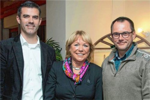 Die wiedergewählte Vorsitzende des FDP-Ortsverbandes Chiemgau-West, Martina Blank, mit ihrem neuen Schriftführer Marcus Franzen und dem Zweiten Vorsitzenden Dirk Peschutter (rechts). Foto re
