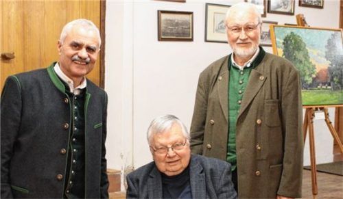 Die Winterausstellung der beiden Chieminger Maler Sepp Hartmann (Mitte) und Klaus Spatzl (rechts) eröffnete Bürgermeister Benno Graf (links). Foto volk