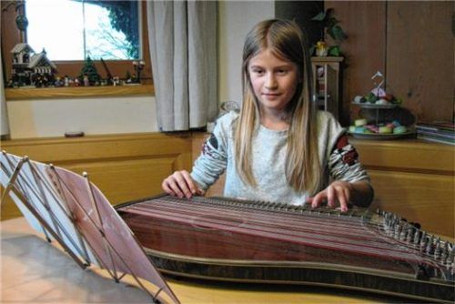 Die zehnjährige Susi Reichenberger ist in diesem Jahr auf dem Mettenheimer Adventsmarkt Kult-Uriel.Foto re
