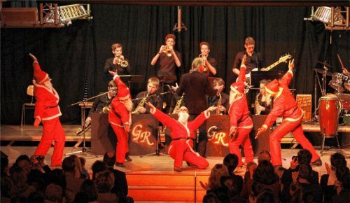Diese Lehrer trauen sich was: Ballettszene in zünftigen Nikolauskostümen zur Musik „Santa Claus“, vorgetragen von der Bigband.Foto re