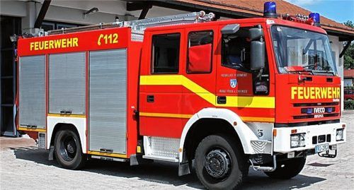 Dieses Tanklöschfahrzeug der Feuerwehr Prien blieb im Oktober auf der Fahrt zu einem Einsatz liegen. Zeitweise nutzte die Wehr ersatzweise ein Löschfahrzeug der Kolbermoorer Floriansjünger. Der Motor konnte noch einmal repariert werden. Weil es aber keine Ersatzteile für das über 20 Jahre alte Fahrzeug mehr gibt, soll voraussichtlich Ende 2018 für 450000 Euro ein neues angeschafft werden. Foto Feuerwehr Prien