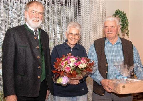 Doris und Otto Langwieder freuten sich über den Besuch von und einen Ratsch mit Zweitem Bürgermeister Vitus Gasteiger. Foto  Kriechbaumer