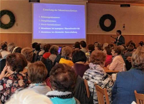 Dr. Edwin Hungerhuber bei seinem Vortrag im Saal des Kreuzerwirtes in Mettenheim. Foto bac