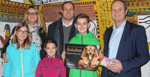 Dr. Peter Miesbeck, der Leiter des Ausstellungszentrums Lokschuppen (rechts), übergab Birgit und Matthias Seidenfuß – auf unserem Bild mit Sohn Michael und den Töchtern Elena und Teresa – den Preis.Foto re