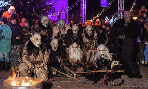 Düstere Gestalten, schwungvolle Show: Die Inntal-Pass-Kramperl aus Raubling begeisterten wieder.