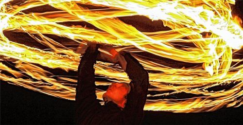 Durch kunstvoll geübtes Kreisen mit Feuerkugeln, die an einer langen Schnur befestigt sind, malen die Mitglieder des Vereins Feuerdeifen aus Traunstein faszinierende Kreismuster mit Flammenschein in den schwarzen Nachthimmel. Fotos Effner / Feuerdeifen / FDL-AKI