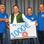 Edelweißer spenden an Pfarrer Rainer Maria Schießler
