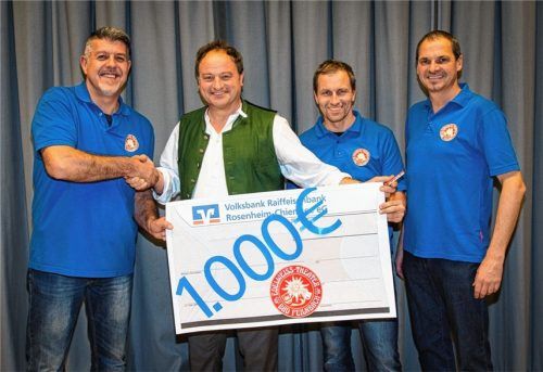 Edelweißer spenden an Pfarrer Rainer Maria Schießler