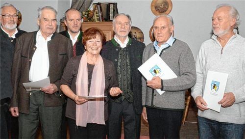 Ehre für vier große Persönlichkeiten in der Welt des Amateurtheaters: Werner Hanft (links), Markus Mädler (Dritter von links) und Horst Rankel (Mitte) mit den Ausgezeichneten (von links) Josef Schlaipfer, Annemarie Ramoser, Gerhard Kristen und Herbert Ramoser.