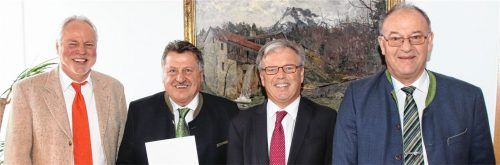 Ehre, wem Ehre gebührt: Michael Kölbl und Josef Baumann sind gestern mit der Kommunalen Verdienstmedaille in Bronze ausgezeichnet worden. Landrat Wolfgang Berthaler (rechts) und Wasserburgs Zweiter Bürgermeister Werner Gartner (links) gratulierten.