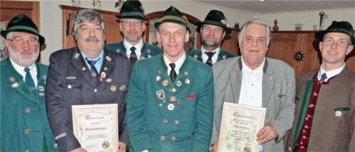 Ehrenmitglied der SKK Grabenstätt ist nun Günther Heiß (Zweiter von rechts). Helmut Steinbeck (Zweiter von links) ist 25 Jahre im Verein. Gauvorstandsmitglied Simon Schreiber (rechts) zeichnete Zweiten Fähnrich Alois Mitterleitner (Mitte) für die zehnmalige Teilnahme an der Kriegerwallfahrt nach Maria Eck aus. Vorsitzender Michael Jendrischewski (hinten links), Zweiter Vorsitzender Michael Lex (hinten rechts) und Bürgermeister Georg Schützinger gratulierten.Foto mmü