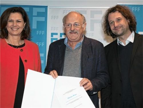 Ehrenvolle Auszeichnung: Tobias Kunow (rechts) und Dr. Horst Zeitler von „Marias Kino“ mit Medienministerin Ilse Aigner. Foto Bittner