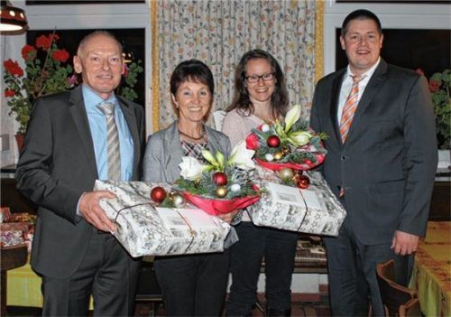 Ehrung durch Bankchef Josef Stöckl (links) und Bankvorstand Felix Lechner (rechts) für die Mitarbeiterinnen Evi Weilnhammer (Zweite von links) und Stefanie Franzler (Zweite von rechts). Nicht auf dem Foto: Maria Wagenlechner.