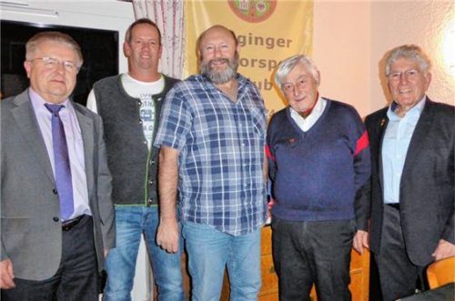 Ehrungen bei der Feier des Töginger-Motorsport-Club (von links): Josef Neuberger, Helmut Unterhuber, Andreas Vogl, Anton Eckert und Horst Matt. Foto  re