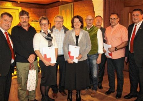 Ehrungen beim Roten Kreuz: Kreisgeschäftsführer Martin Schmidt (links) und Rettungsdienstleiter Thomas Neugebauer (rechts) mit einem Teil der langjährigen Mitarbeiter.Foto re