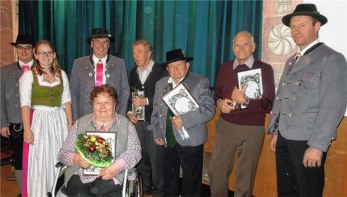 Ehrungen beim Trachtenverein „Almarausch“: Kassier Thomas Albersinger, Schriftführerin Katharina Schildhauer, Vorsitzender Alfons Altendorfer, Therese Ettenhuber, Michael Maier, Ehrenmitglied Georg Posch senior, Johann Baul senior und stellvertretender Vorsitzender Josef Grießer (von links). Auf dem Bild fehlt Ehrenmitglied Ignaz SchröderFoto re