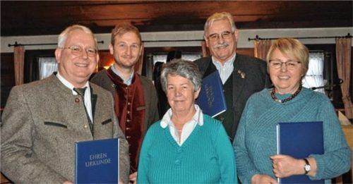 Ehrungen beim VdK: (von links) Vorsitzender Franz Heuberger wurde von Kreisgeschäftsführer Bernhard Oberauer ebenso ausgezeichnet wie Sieglinde Heine (Pflegebegleiterin), Helmut Zerbst (Beisitzer) und Barbara Münich (Kassenführerin).Foto eder