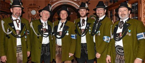 Ehrungen der Gebirgsschützenkompanie Flintsbach für langjährige Zugehörigkeit. Im Bild von links: Hauptmann Walter Wons, Johann Maier senior, Ralf Resch, Martin Wons, Jochen Schuppe und Leutnant Mario Wimmer, Kassier. Foto johann weiss