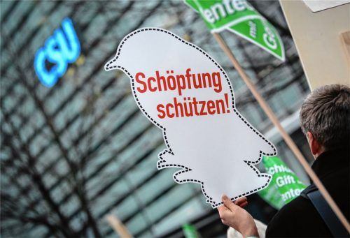 Ein Aktivist protestiert vor der CSU-Parteizentrale in München gegen das Abstimmungsverhalten von Landwirtschaftsminister Schmidt (CSU) zur Wiederzulassung von Glyphosat. Foto dpa