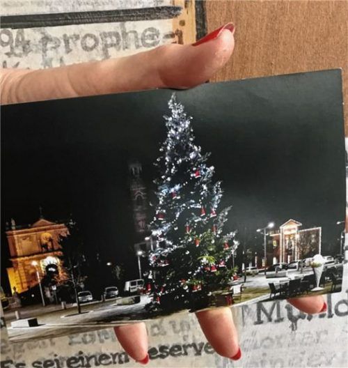 Ein bayerischer Christbaum grüßt auf der Ansichtskarte aus Italien. Ungewöhnlich, aber eine Wertschätzung der Freunde aus Caneva gegenüber der Tradition des Freundeskreises aus Neumarkt-St. Veit, die mittlerweile zum 14. Mal einen bayerischen Christbaum auf der Piazza in Neumarkts Partnerstadt Caneva aufgestellt haben. Der Verein „Pro Castello“ hat außerdem einen offiziellen Sonderstempel der Poste Italiane sowie dem Freundeskreis-Logo auf dieser Karte ausgegeben.