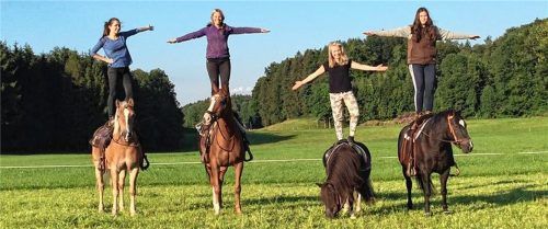 Vier Freundinnen, die nur der Tod trennen konnte (von links): Lena, Melanie, Ramona und Chiara. Fotos re