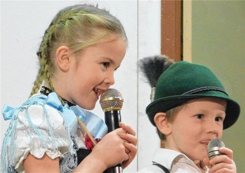 Ein Genuss für die Zuhörer: Auch die jüngsten Trachtenkinder (hier Maria und Tobias Heiß) trugen zum Gelingen der Feier bei.Foto Unterforsthuber