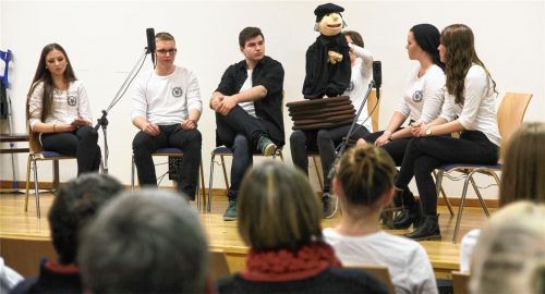 Ein Kabarettprogramm über und mit Luther als animierte Handpuppe brachten die Oberstufenschüler des Gymnasiums auf die Bühne.Fotos mün
