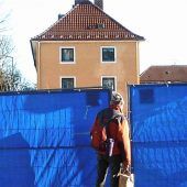 Ein Mann, ein Bagger und eine Baustelle