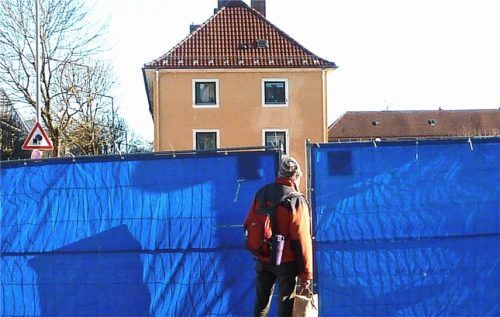 Ein Mann, ein Bagger und eine Baustelle