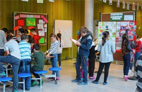 Ein Parcours eröffnet Schülern in der Grundschule an der Prinzregentenstraße die Welt der Kinderrechte. Foto re