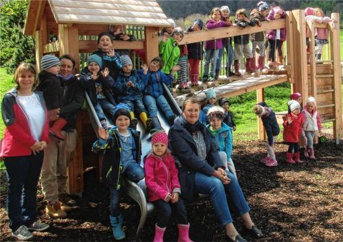 Ein Schloss für „wilde Ritter und freche Feen“ gibt es in der Aschauer Kindertagesstätte Spatzennest. Der Förderverein der Aschauer Kinder spendierte dazu 1000 Euro. Unser Foto zeigt die Kinder vom Spatzennest mit der Leiterin Claudia Scheck (links) sowie Sabine von Theumer (Zweite von links) und Sabine Ostenried (Mitte) vom Förderverein der Aschauer Kinder.Foto Rehberg