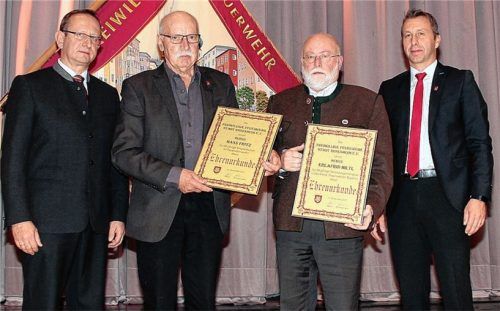 Eine besondere Ehrung für 50 Jahre Mitgliedschaft erhielten Hans Fritz und Erlafried Hiltl (von links). Unser Bild zeigt sie eingerahmt von Hans Meyrl (links) und Mario Zimmermann (rechts). Nicht auf dem Bild sind Hermann Schiener, Georg Schmid, Albert Detsch und Georg Maierhofer. Foto Reisner