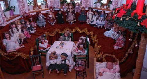 Eine herrliche Puppenausstellung hat Erika Höpfinger im Wohnzimmer ihres Hauses aufgebaut. Foto ng