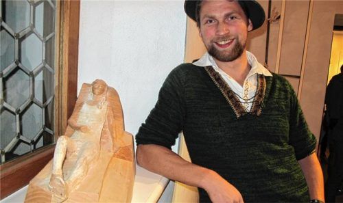 Eine junge Tagträumerin, die sich an einen Baum lehnt, hat Schorschi Huber (25) aus Berchtesgaden aus seinem Holzstück herausgearbeitet.Foto bek