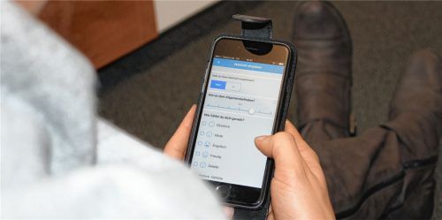 Eine typische Eingabe-Situation: Die App unterstützt die Nutzer ja dabei, sich den Zusammenhang zwischen Gefühlen und körperlichen Reaktionen sowie Verhalten bewusst zu machen. Daher ist das Eintragen von Gefühlen neben dem Erfassen von Mahlzeiten und Freizeitaktivitäten ein sehr zentrales Element. Foto  re