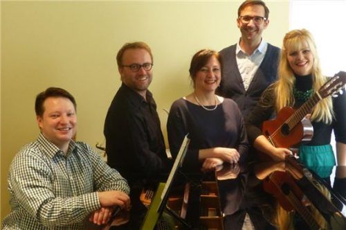 Einen Abend rund um die „Heilige Nacht“ gestalten Markus Speckbacher, Michael Stacheder, Anette Speckbacher, Hubert Dobl und Katharina Wittmann (von links). Foto stn