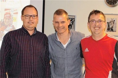 Einen Motivationsvortrag hielt Tobias Angerer (Mitte) für den SC Seeon – sehr zur Freude von Vorsitzendem Christian Höfling (links) und Roland Boschert, dem Bereichsleiter für Übungsleiter (rechts).Foto Donhauser
