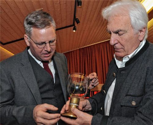 Einen Namen hatte sich Carl Georg von Reichenbach vor allem durch seine unverwechselbaren Gebrauchs- und Ziergläser gemacht. Eines davon hat Heimatbund-Vorsitzender Josef Steinbichler (rechts) kürzlich auf der Internetplattform Ebay erworben. Zusammen mit Rudolf Neumaier präsentierte er den Pokal am Mittwochabend den rund 120 Besuchern im Carl-Orff-Saal. Foto ha