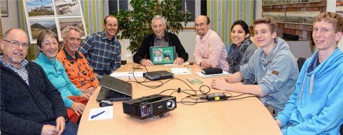 Einige der rund 50 Fachübungsleiter der Sektion Rosenheim berichten über ihre ehrenamtliche Arbeit für die 9600 Mitglieder: Josef Müller (Tiefschnee-Tourenführer), Evamaria Wecker (Schneeschuhwandern und Mittwochsgruppe), daneben ihr Gatte, Robert Jahn (Eisklettern, Alpinklettern), Dieter Vögele (Kassenwart der Sektion), Manfred Mauler (Chef von Rock und Bloc, Wettkampfteam), Thanuja Heilmann (Alpinjugend) sowie Leon und Jan Wohlers (Slack-Line) von links.Foto ammelburger